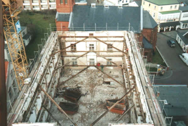 Bestandswandaussteifung in der Bauphase
